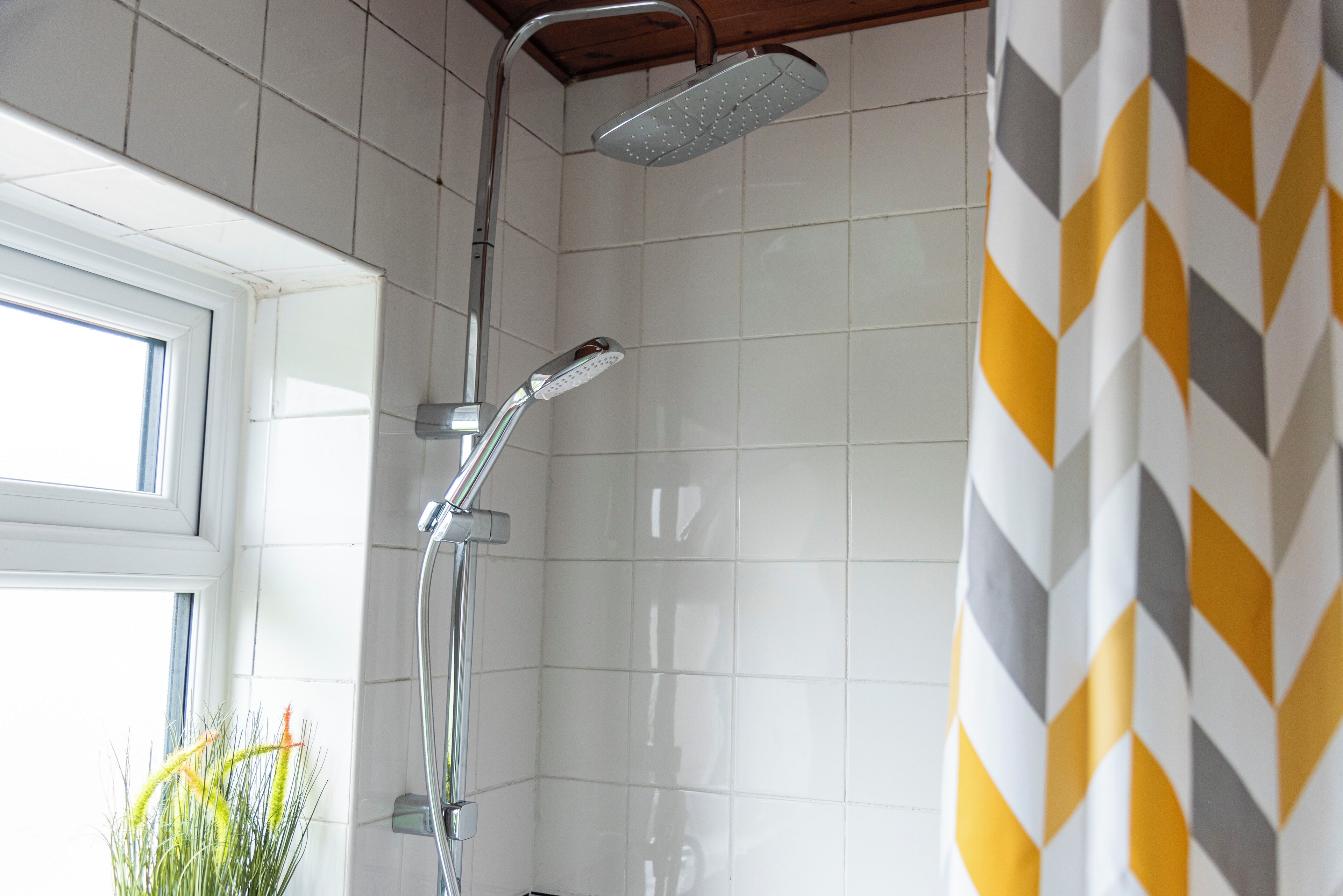 Secadora de cabello, toallas, jabón, shampoo 