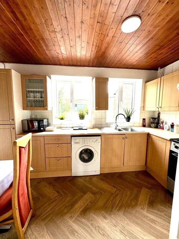 Fridge, microwave, oven, stovetop - Charming 3-bedroom house 8 min away from Luton station, Mall and Luton Airport (Luton)