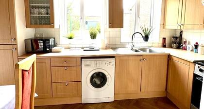 Charming 3-bedroom house 8 min away from Luton station, Mall and Luton Airport
