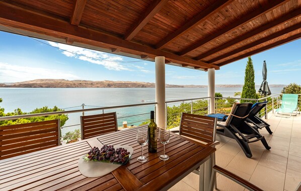 Outdoor dining - Nice apartment in Karlobag with WiFi (Karlobag)