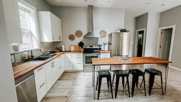 Fridge, oven, stovetop, dishwasher