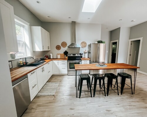 Otter Point Getaway| Cozy & Calming| close to Sooke| Stylish Westcoast Vacation