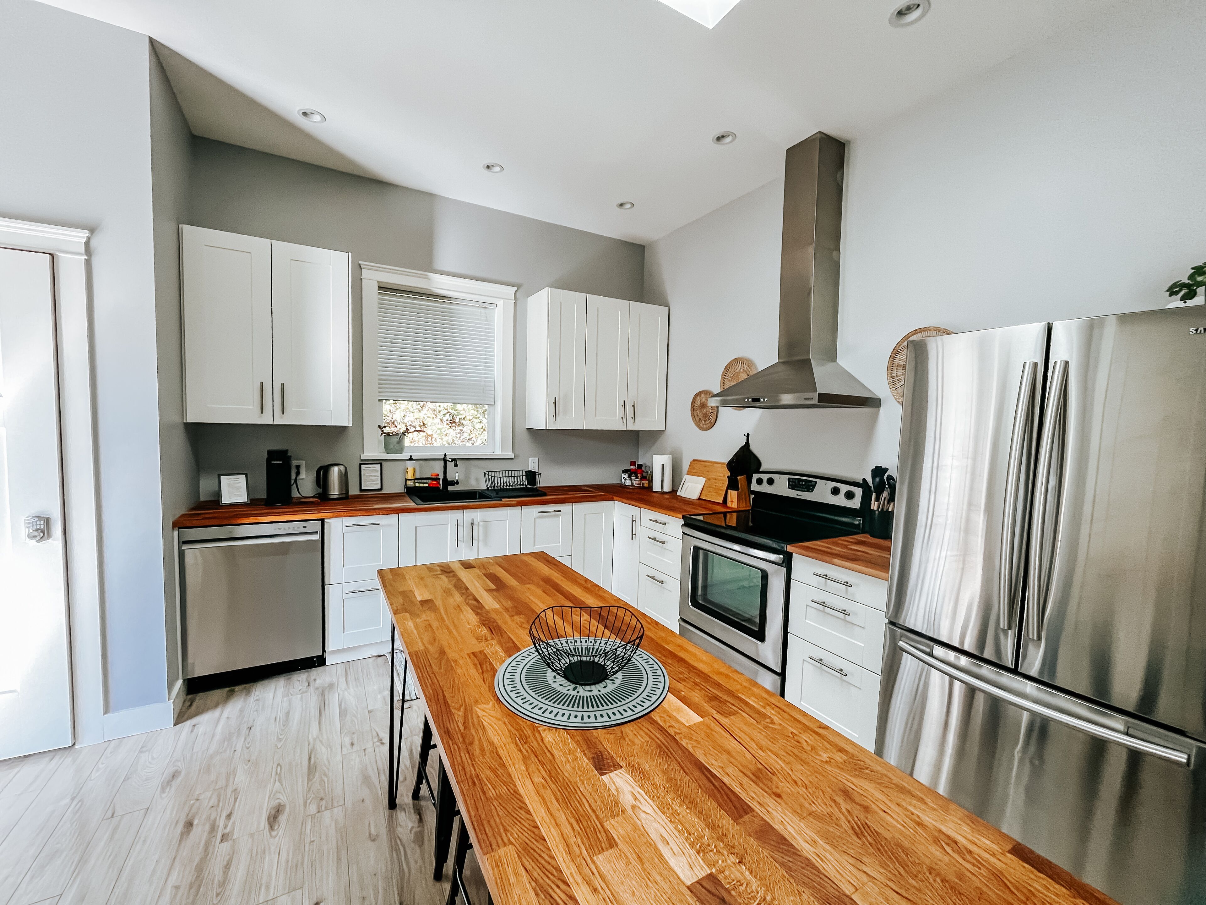 冷蔵庫、電子レンジ、オーブン、コンロ