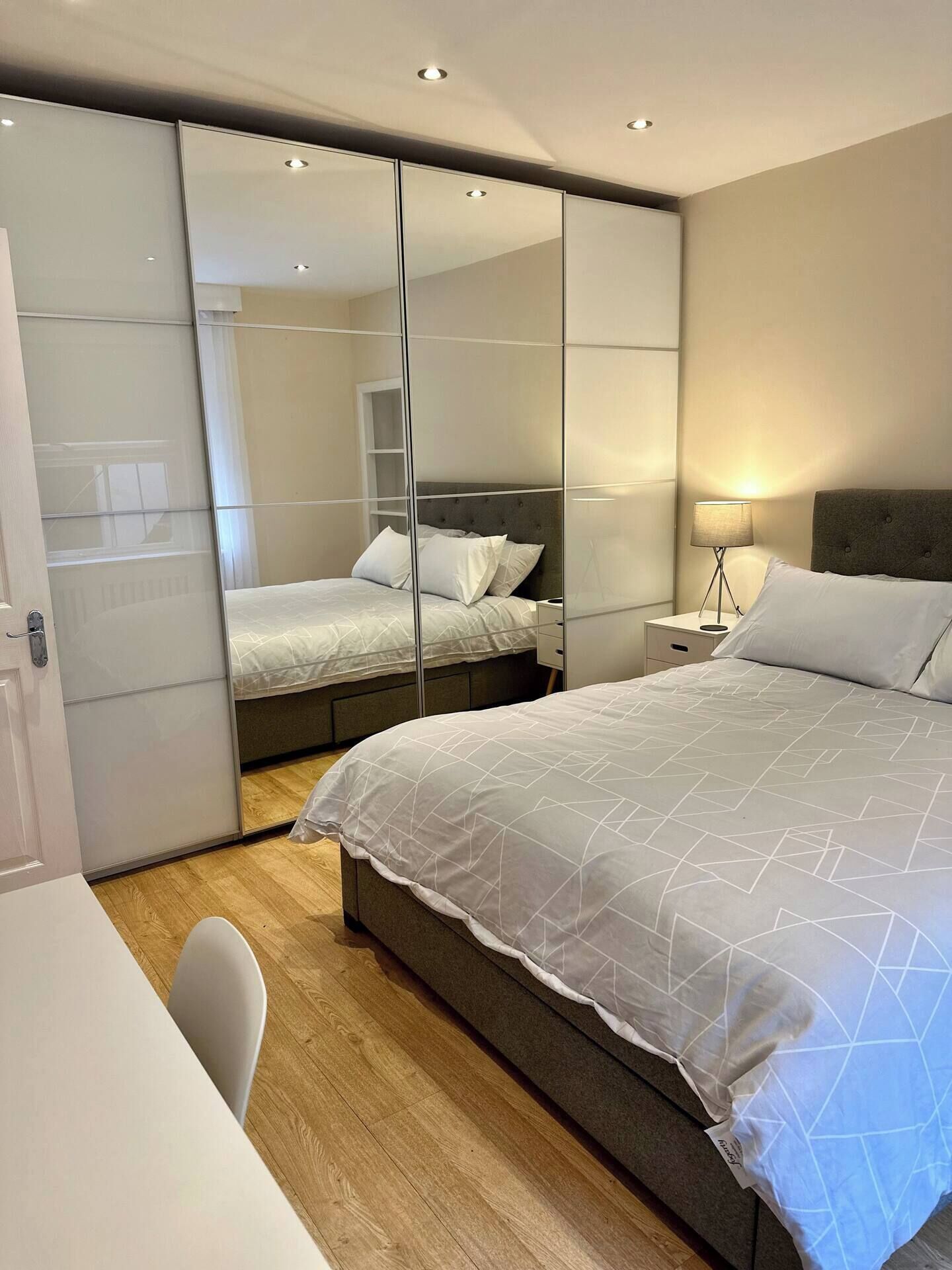 2 Schlafzimmer, Schreibtisch, Bügeleisen/Bügelbrett, WLAN