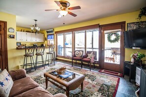 TV, fireplace - Four Season Ski, Lake & Golf Chalet on Beautiful Lake Rescue in Ludlow (Ludlow)