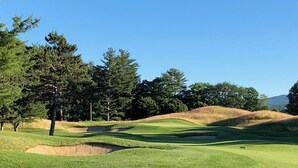 A golf course with sand bunkers, trees, and a clear blue sky. - Four Season Ski, Lake & Golf Chalet on Beautiful Lake Rescue in Ludlow (Ludlow)