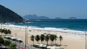 En la playa, arena blanca