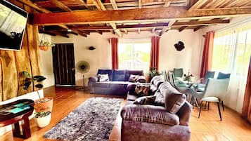 Exclusive Cabin | Living area | Flat-screen TV