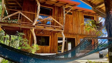 Chalet rustique classique | 2 chambres, rideaux d’obscurcissement, accès au Wi-Fi (inclus)