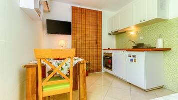 Studio | Private kitchen | Full-size fridge, oven, stovetop, electric kettle