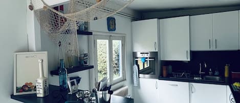 Een koelkast, een microgolfoven, een oven, een vaatwasser