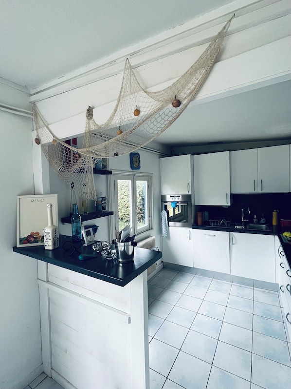 Jääkaappi, mikroaaltouuni, uuni, astianpesukone