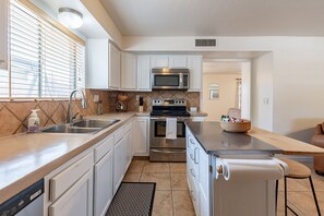 Refrigerador, microondas, horno, placa de cocina