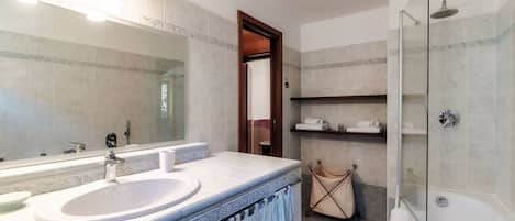 Douche, sèche-cheveux, bidet