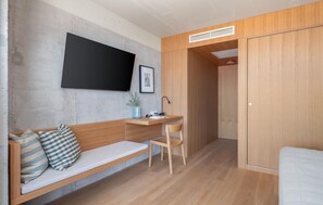3 chambres, coffres-forts dans les chambres, fer et planche à repasser