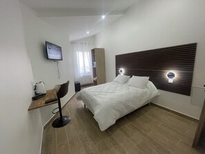 Classic Double Room | Bathroom | Shower, hair dryer, towels, soap - hotel du parc canal (Saint-Denis)