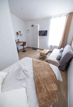 Family Triple Room | In-room safe, individually furnished, laptop workspace, blackout drapes - hotel du parc canal (Saint-Denis)