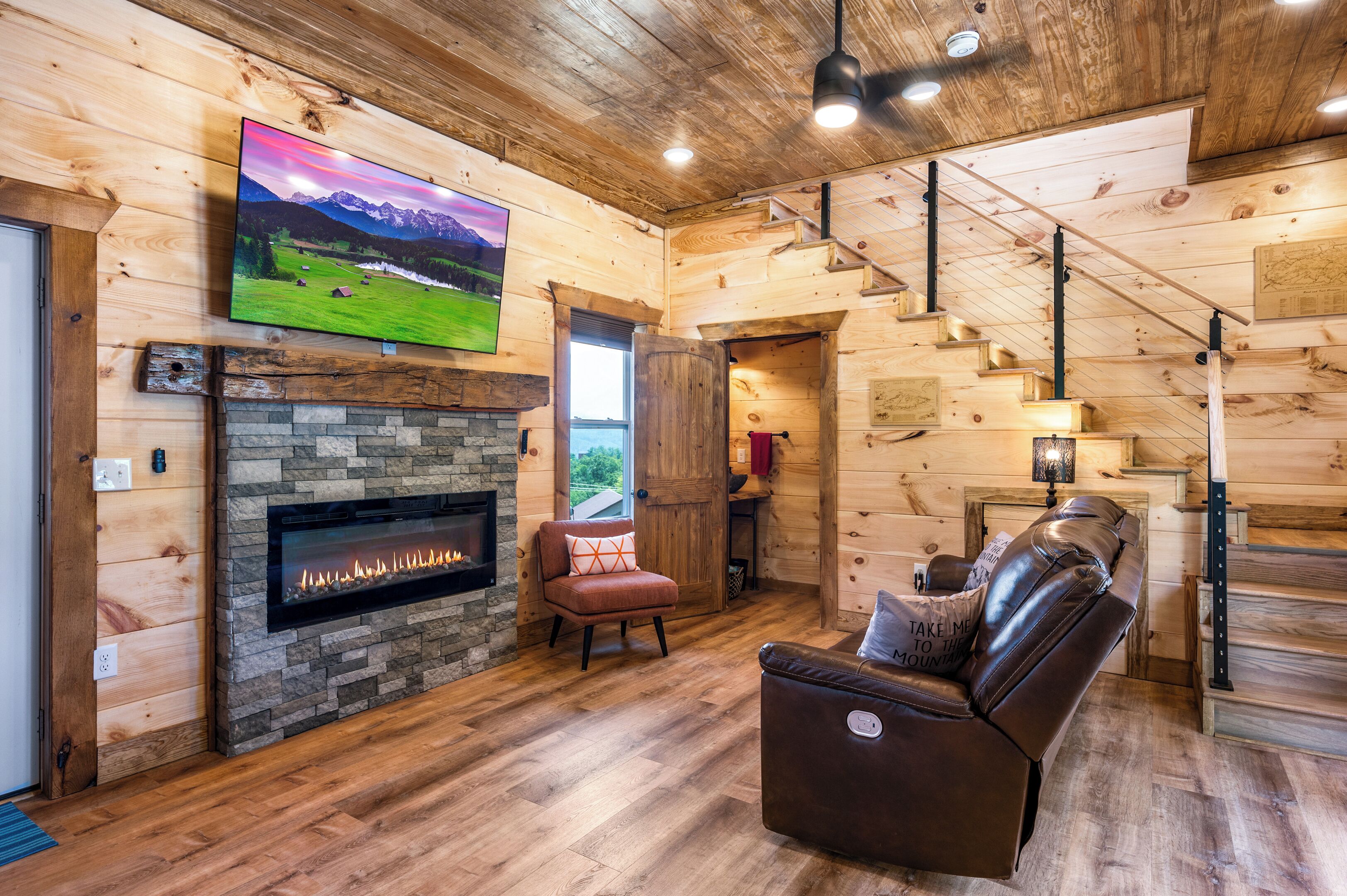 Smart TV y chimenea 