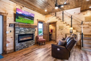 Una Smart TV, una chimenea