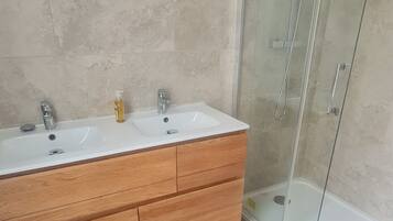 SĂšche-cheveux, savon, papier toilette
