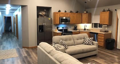 .5 mile to Lake Oahe boat access, 15 min from Pierre SD, wifi, oversized garage