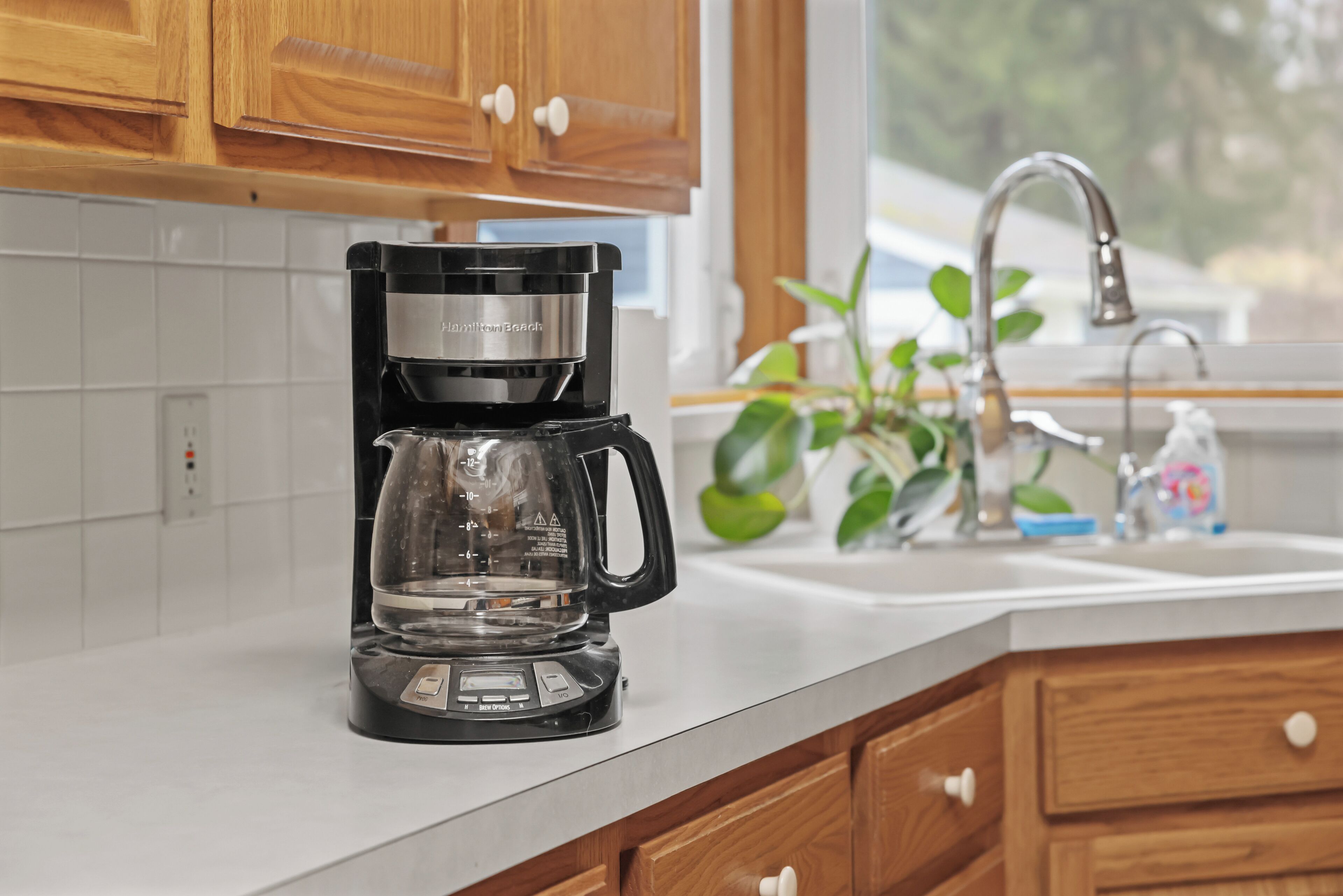 Wasserkocher mit Kaffee-/Teezubehör, Kühlschrank, Mikrowelle, Ofen