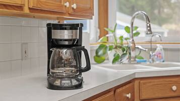 Wasserkocher mit Kaffee-/Teezubehör, Kühlschrank, Mikrowelle, Ofen