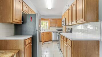 Jääkaappi, mikroaaltouuni, uuni, liesi