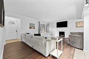 Smart-TV, DVD-Player, Bücher, Videothek