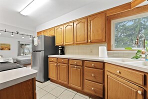 Refrigerador, microondas, horno y parrilla de estufa 