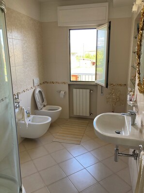 Douche, articles de toilette gratuits, sèche-cheveux, bidet