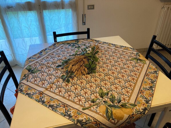 Dining - Casa Spaziosa e Comoda Vicino al Centro Città (Montecatini Terme)