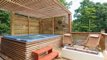 Outdoor spa tub