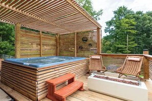 Outdoor spa tub - Gamers Paradise - Game Room, Hot Tub, Fire Pit (Asheville)