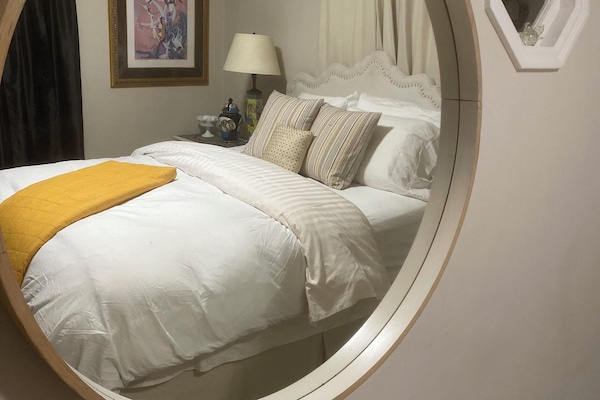 2 slaapkamers, een strijkplank/strijkijzer, gratis wifi, beddengoed