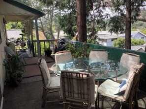 Outdoor dining - Cozy 2-bedroom house in charming San Rafael with AC, WiFi (San Rafael)
