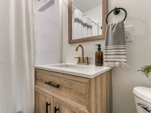 Handtücher, Seife, Shampoo, Toilettenpapier