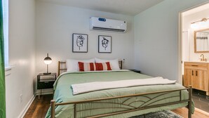 1 bedroom, in-room safe, WiFi (free), bed sheets