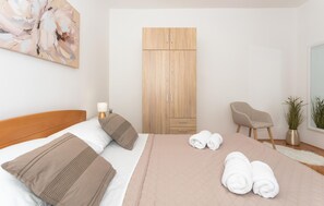 1 habitación, tabla de planchar con plancha y cuna de viaje