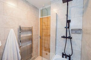 Dusche, Haartrockner, Shampoo