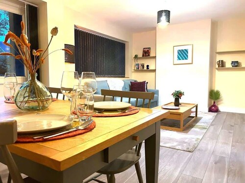 Spacious 2BR Flat @ Summertown | Sleeps 7 | 5 Star