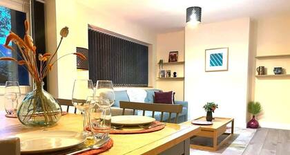 Spacious 2BR Flat @ Summertown | Sleeps 7 | 5 Star