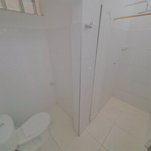 Shower, towels, soap, toilet paper - Aparta Estudios Luna Azul Rodadero (Gaira)