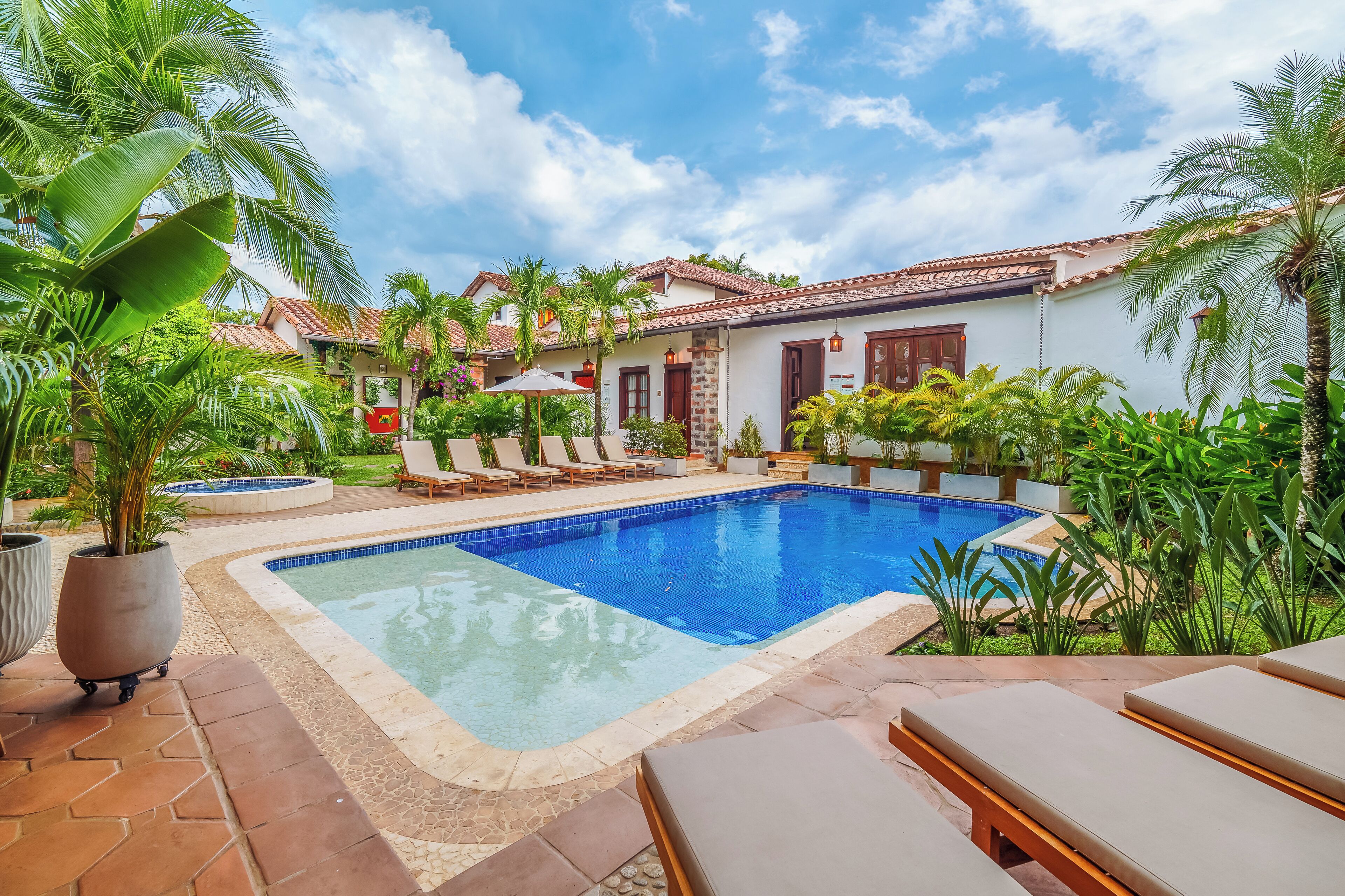 Een buitenzwembad, parasols voor strand/zwembad