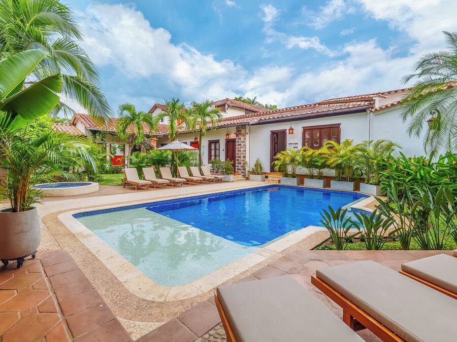 Außenpool, geöffnet von 09:00 Uhr bis 19:00 Uhr, Sonnenschirme