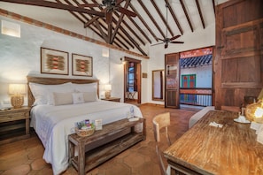 Familiekamer, balkon | Een gratis minibar, een kluis op de kamer, een bureau