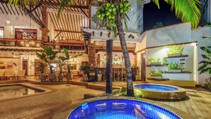 A pool area with two hot tubs, wooden decking, and a bar area with seating. - Casa Linaje Hotel Boutique - Cauca Viejo - Mayores de 10 años (Jericó)