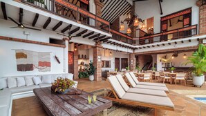 A spacious indoor area with a pool, lounge chairs, and a dining area. - Casa Linaje Hotel Boutique - Cauca Viejo - Mayores de 10 años (Jericó)