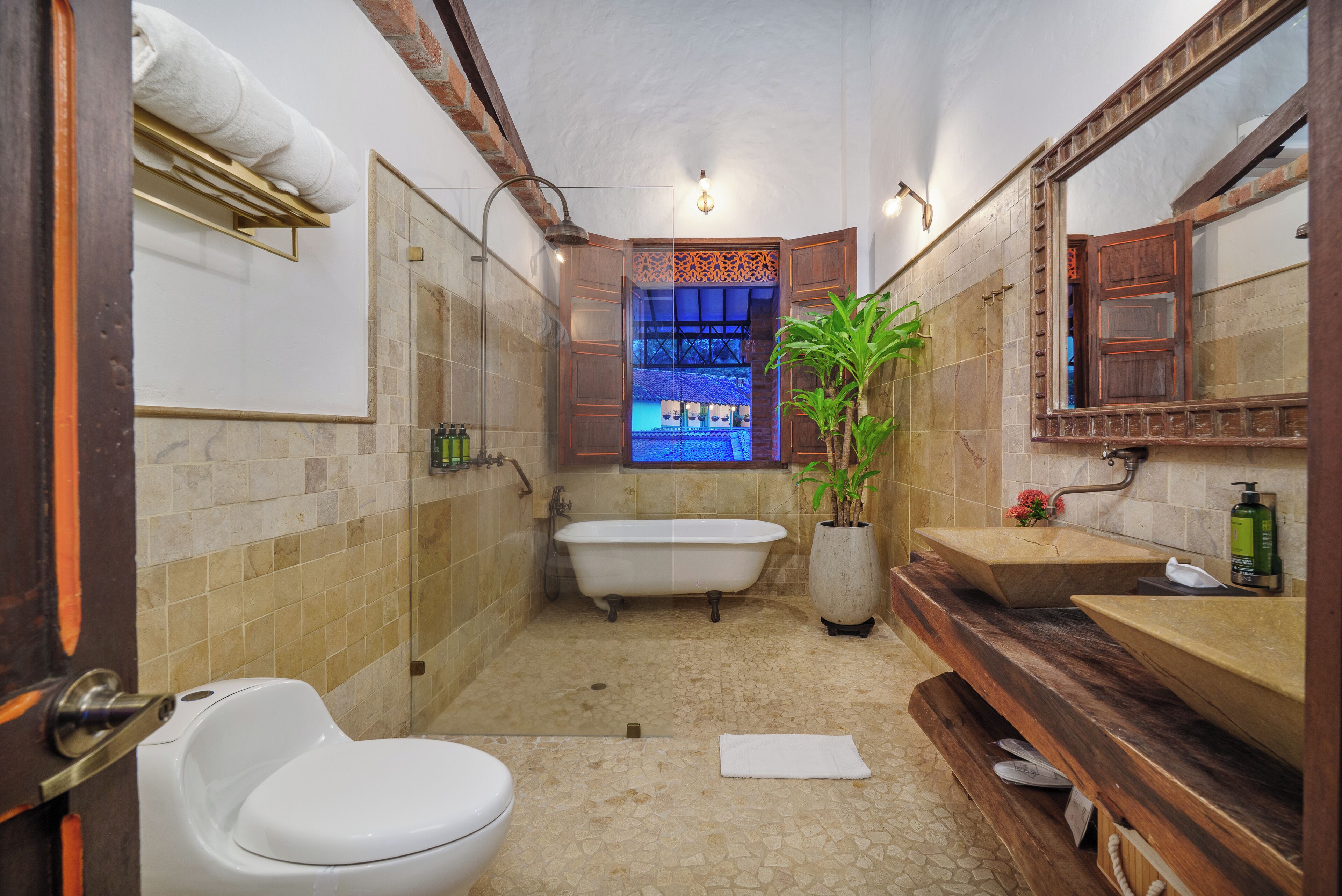 Ein Badezimmer mit Badewanne, Toilette und Waschbecken.
