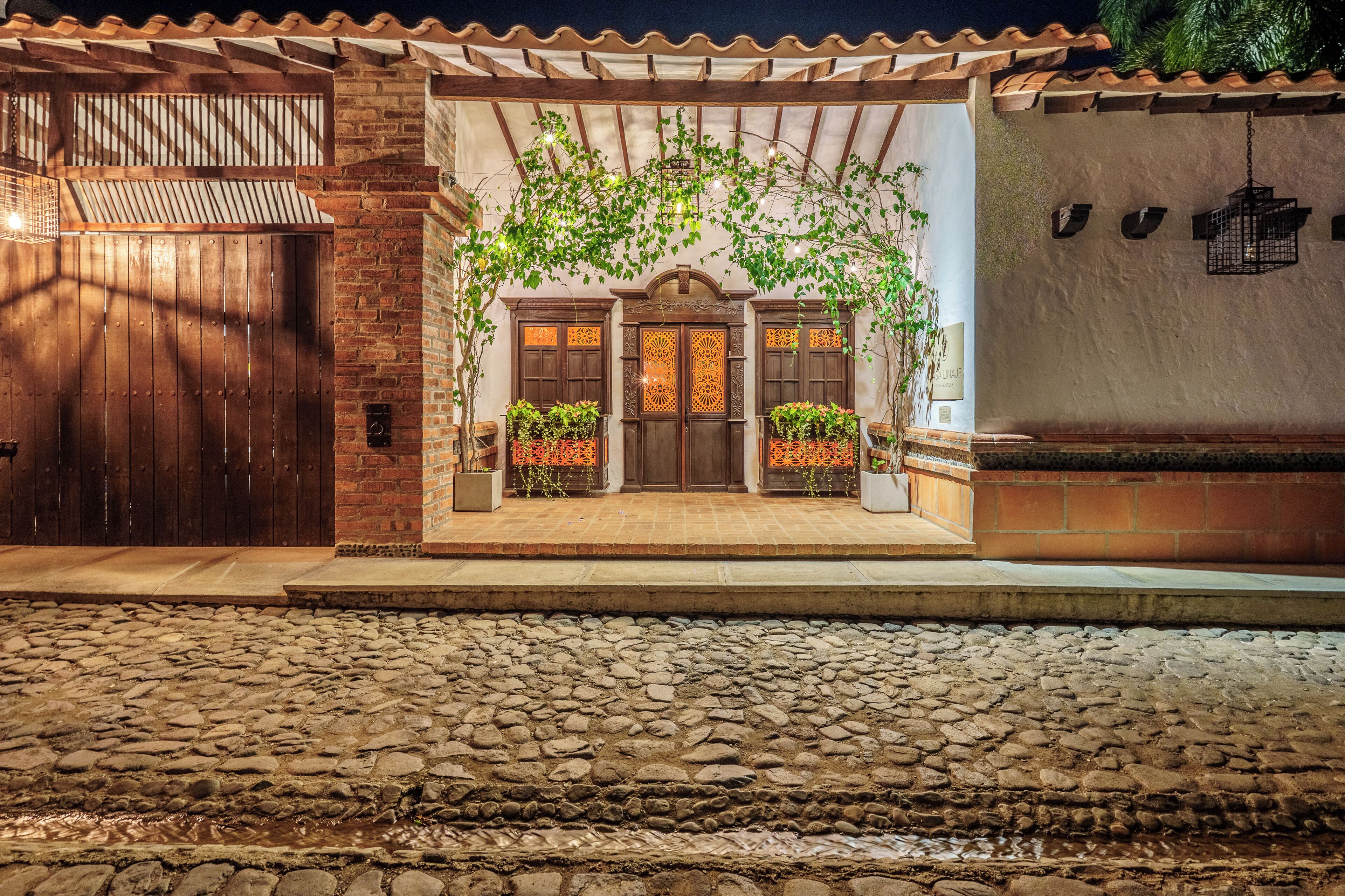 Voorkant accommodatie - avond/nacht